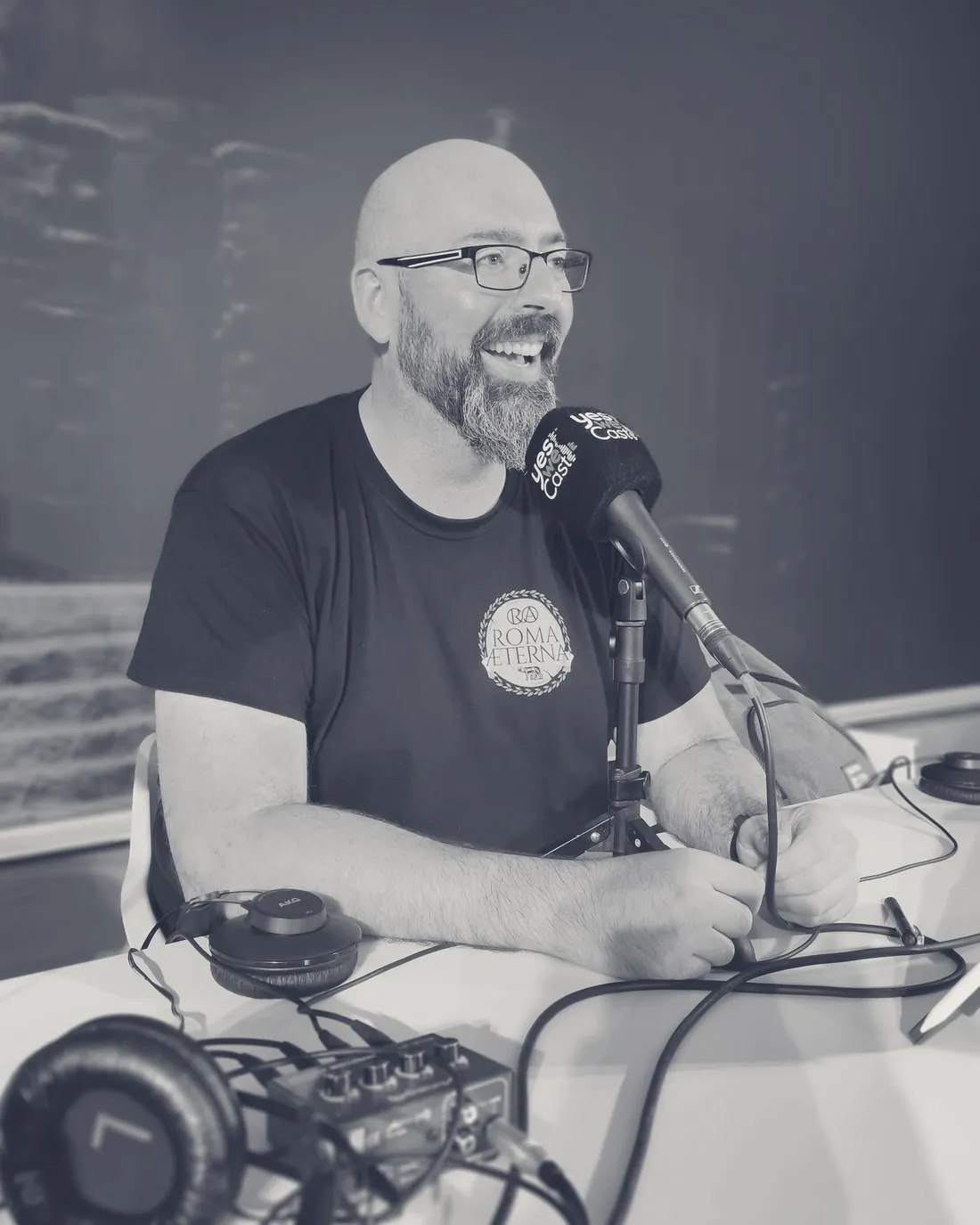 Iban Martín, creador de Roma Aeterna, en su estudio de grabación